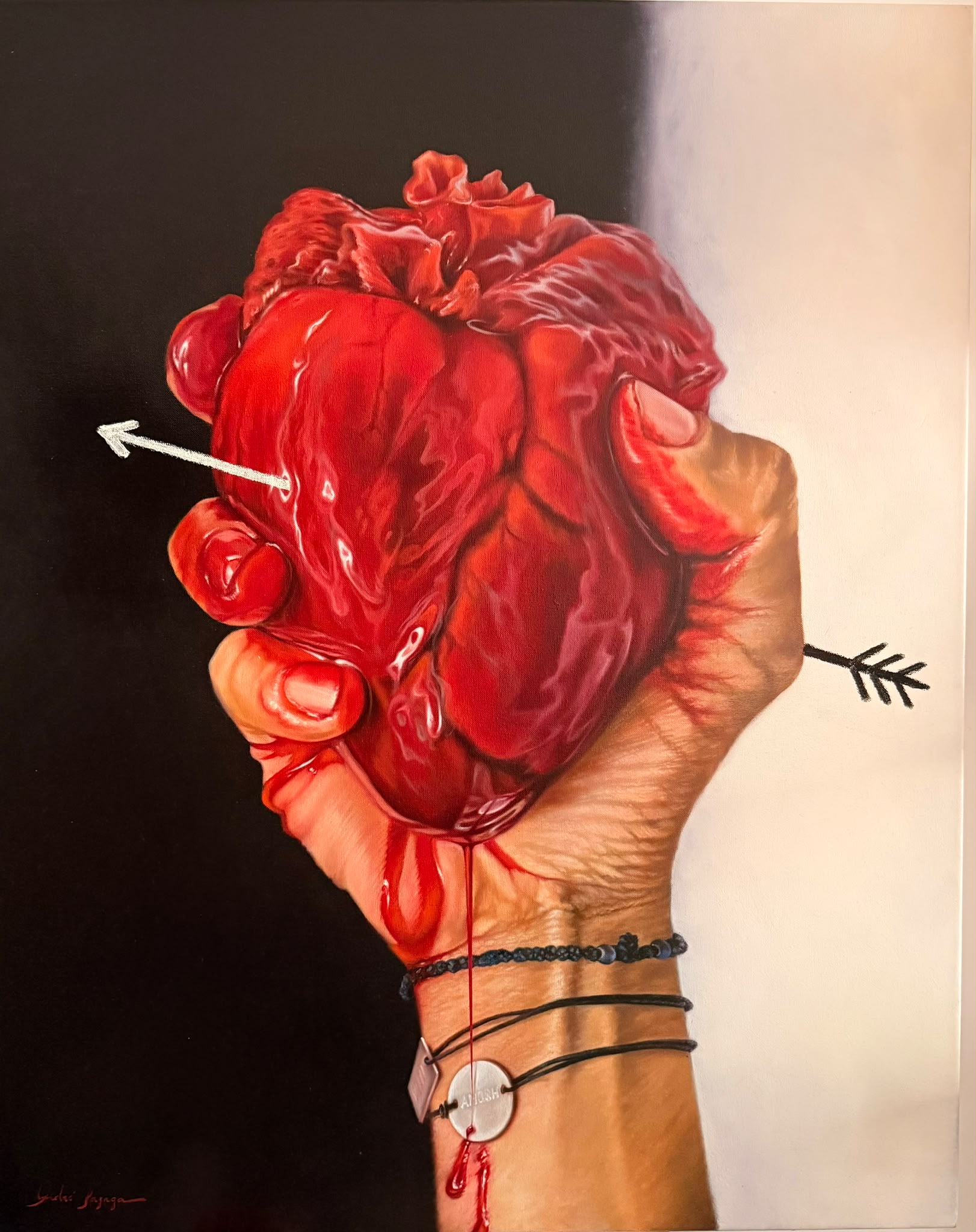 El Cupido: coração anatômico numa mão, com flecha desenhada a pastel